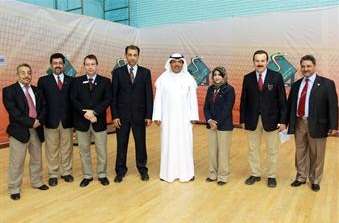 محمد معتوق رئيس الاتحاد الكويتي لكرة الطاولة مع حكام البطولة