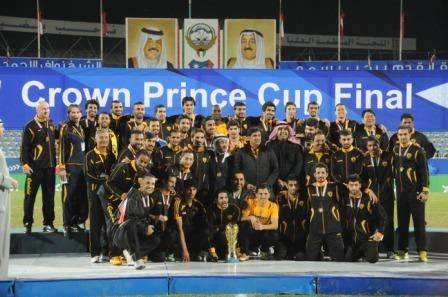 رئيس ومدرب ولاعبو القادسية فوق منصة التتويج بكأس ولي العهد