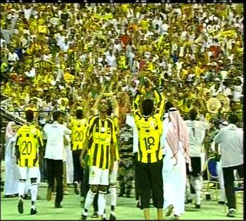 لاعبي الإتحاد يحتفلوا مع الجماهير