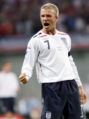 دافيد بيكهام فرحاً بعد صناعته هدف انجلترا