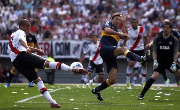 تريزيجيه بقميص ريفر بليت