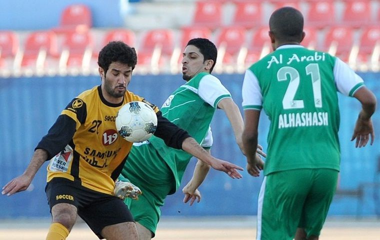 حمد العنزي مهاجم القادسية في لقاء سابق امام العربي 
