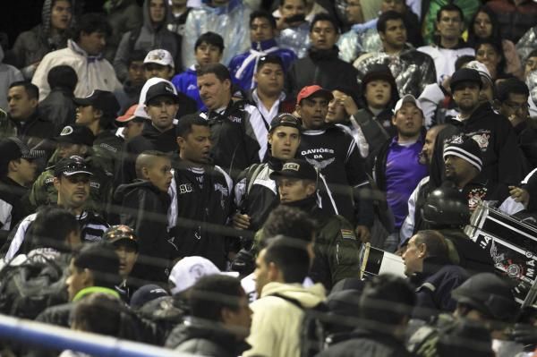 2013-02-22t031114z_1366591695_gm1e92m0url01_rtrmadp_3_soccer-libertadores-violence_reuters