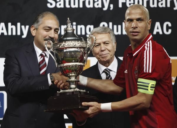 وائل جمعه كابتن الأهلي يتسلم كأس السوبر من وزير الرياضة المصري