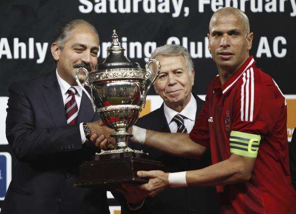وائل جمعه كابتن الأهلي يتسلم كأس السوبر من وزير الرياضة المصري