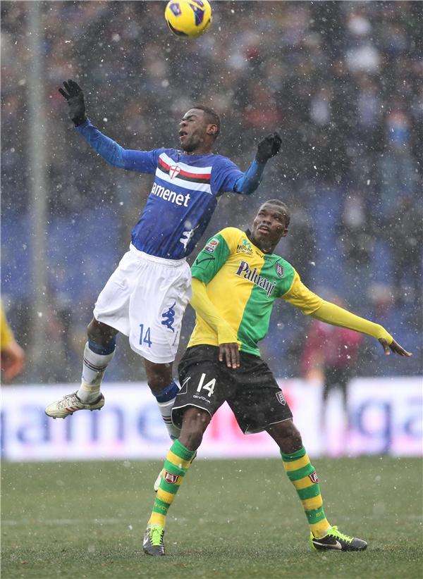 صراع هوائي بين أوبيانج لاعب سامبدوريا وكوفي لاعب كييفو