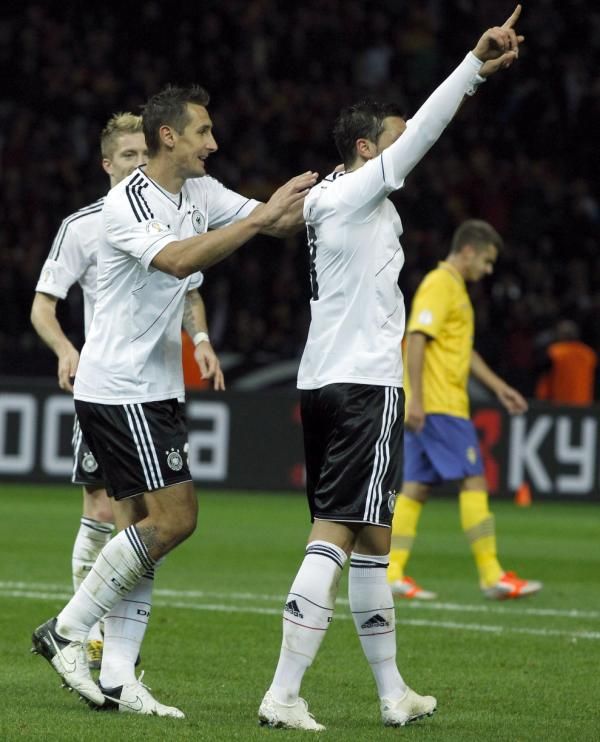 2012-10-16t202406z_101363173_bm2e8ag1q4p01_rtrmadp_3_soccer-world_reuters