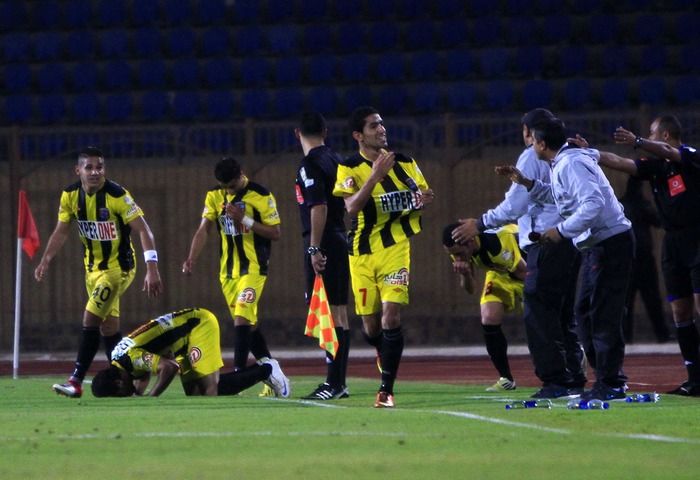 فرحة المدرب مع اللاعبين بعد الهدف الأول