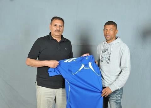 سالم عوض مع اداري الوحدة أحمد البن