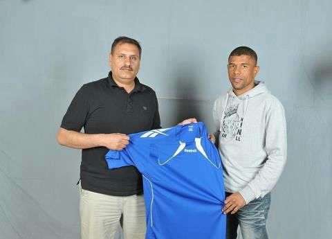 سالم عوض مع اداري الوحدة أحمد البن