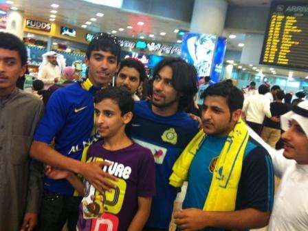 حسين عبدالغني مع الجمهور النصراوي في مطار الكويت