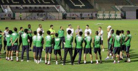 أليكس يتحدث للاعبي الأهلي  في أول تدريب له مع الفريق