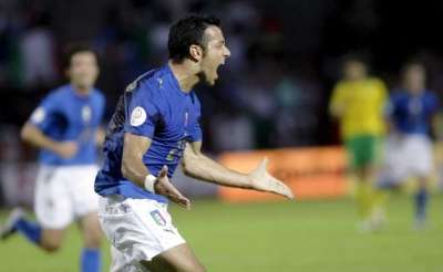 الأيطالي فابيو كولياريللا فرحأ بعد تسجيله هدفاً في مرمى ليتوانيا