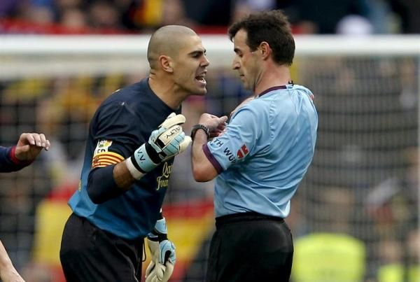 فالديز حارس البارسا لم يتمالك أعصابه وواصل الاعتراض على الحكم بعد صافرة النهاية فنال بطاقتين !