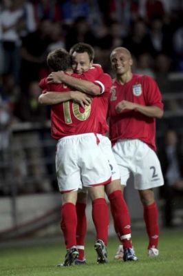 أويـن يـتـلقـى تهنئـة القائـد جون تيـري