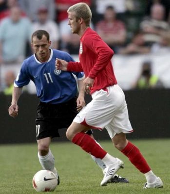 بـيـكـهـام يـحـاول الـمـرور من لاعب المنتخـب الإسـتـونـي