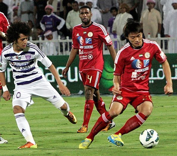 عمر عبدالرحمن في صراع على الكرة
