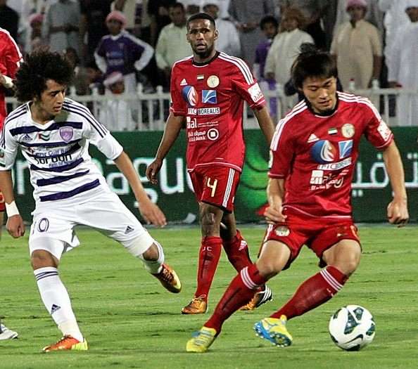 عمر عبدالرحمن في صراع على الكرة