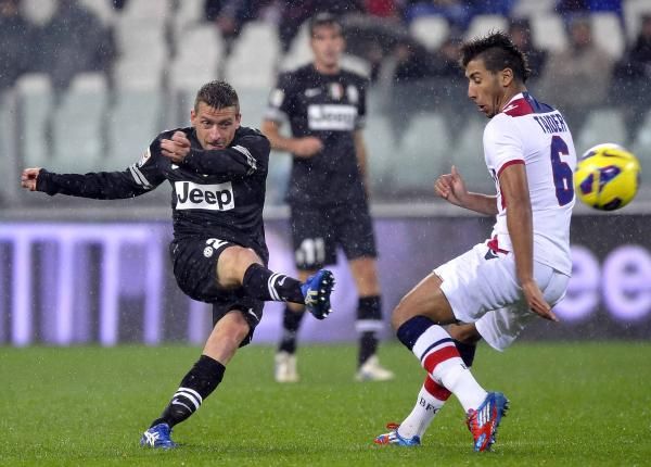 سفير تايدر (يمين)