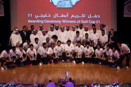 هزاع بن زايد يتوسط لاعبي منتخب الإمارات