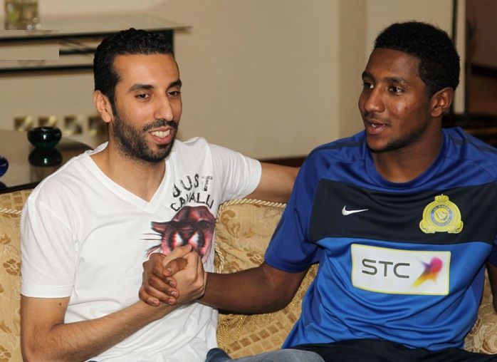 سعود حمود يصافح نواف شويع