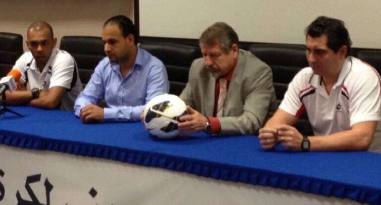 مارين يداعب الكرة خلال المؤتمر الصحفي