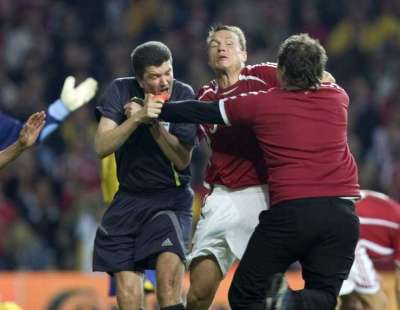 الحادثة التي اعتدى فيها احد مشجعي الدانمارك على حكم المباراة