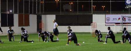 لاعبو الشباب يؤدون جانبا من التدريبات اليوم