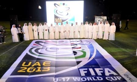 اعضاء اللجنة المنظمة لمونديال الناشئين مع الشعار