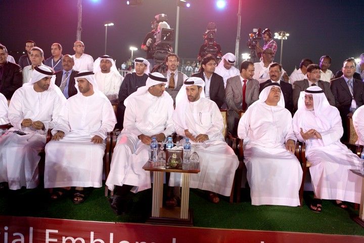 كبار الحضور خلال مراسم الكشف عن الشعار