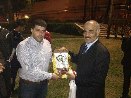 الفرا يقدم للسفير الحمر قميص وشعار منتخبنا الوطني 