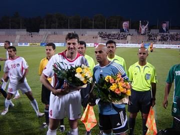 كابتن منتخب العراق احمد علي يصافح كابتن منتخب الأردن المعتزل مهند محادين