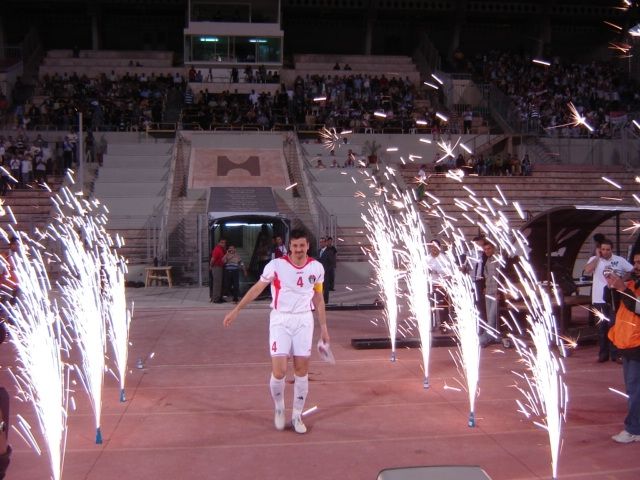 كابتن منتخب الأردن المعتزل مهند محادين في لحظات وداع الجماهير