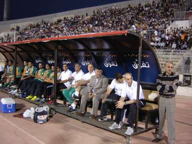 طاقم تدريب منتخب العراق ويظهر المدرب البرازيلي فييرا الأول الى اليمين