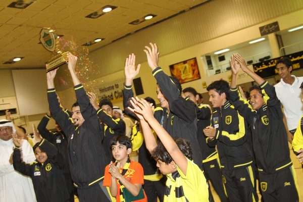 لاعبو اتحاد جدة يحتفلون بالفوز بدرع دوري كرة الطاولة