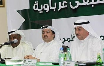 جمال الكاظمي رئيس النادي العربي بجوار نائبه عبدالعزيز عاشور