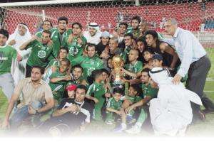 لاعبوا العربي في صورة جماعية مع الكاس