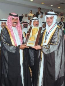 ولي العهد يسلك الكاس لرئيس العربي
