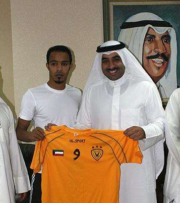 احمد عجب لحظة استلامه لقميص القادسية من فواز الحساوي 