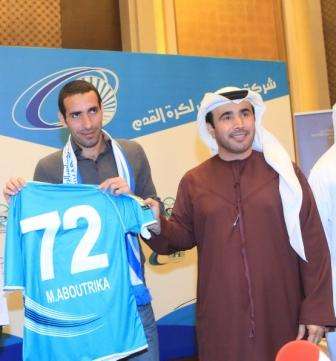 أبو تريكة يعرض قميصه في بني ياس الذي يحمل رقم الشهداء في مجزرة بورسعيد