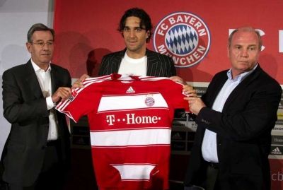 الايطالي الفائز بكأس العالم لوكا توني يحمل قميص البايرن