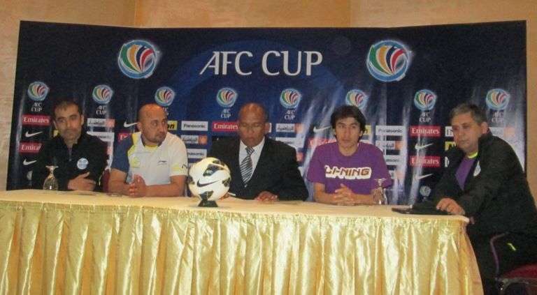 من المؤتمرالصحفي.. واحمدو الثاني من "يسار" الصورة