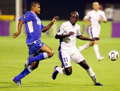 كانجا أكالي(يمين)