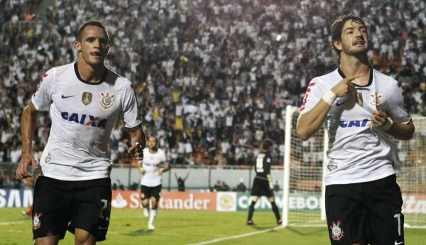 باتو يحتفل بهدف أحرزه لصالح فريقه البرازيلي