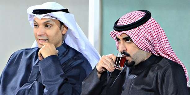 الشيخ تركي اليوسف وجاسم الهويدي يتابعان اللقاء