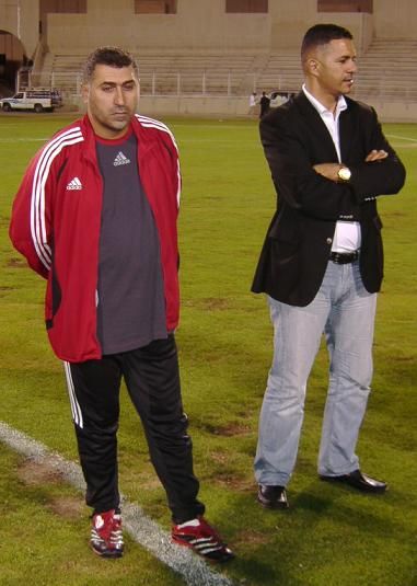 اداري فريق شباب الاردن اسامة طلال والمدير الفني السوري نزار محروس وبعدســــــة كوورة 