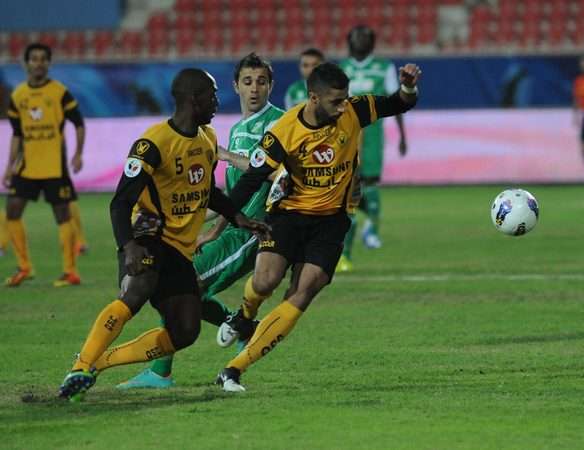 صراع على الكرة بين كيتا وفاضل لاعبي القادسية مع احمد هايل مهاجم العربي