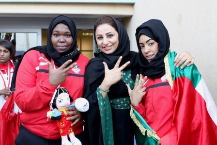 العوبد تتوسط لاعبات الإمارات