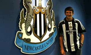 الإنجليزي جوي بارتون مرتديا قميص فريقه الجديد