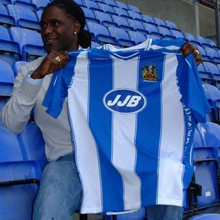 الـهـولـنـدي مـيـلـكـيـوت حامــلا قميـص ويـغــــان